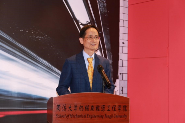 中德学院党委书记兼中方副院长吴志红教授致辞