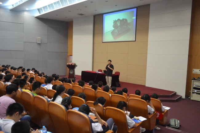 林建平教授做“从远古汽车到现代汽车——先进制造技术前沿专题”讲座 林建平教授做“从远古汽车到现代汽车——先进制造技术前沿专题”讲座