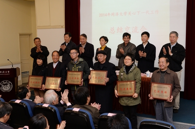 我院关工委分会获得av天堂
关工委先进集体称号 我院关工委分会获得av天堂
关工委先进集体称号