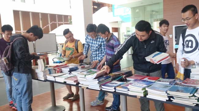 捐书活动现场 捐书活动现场